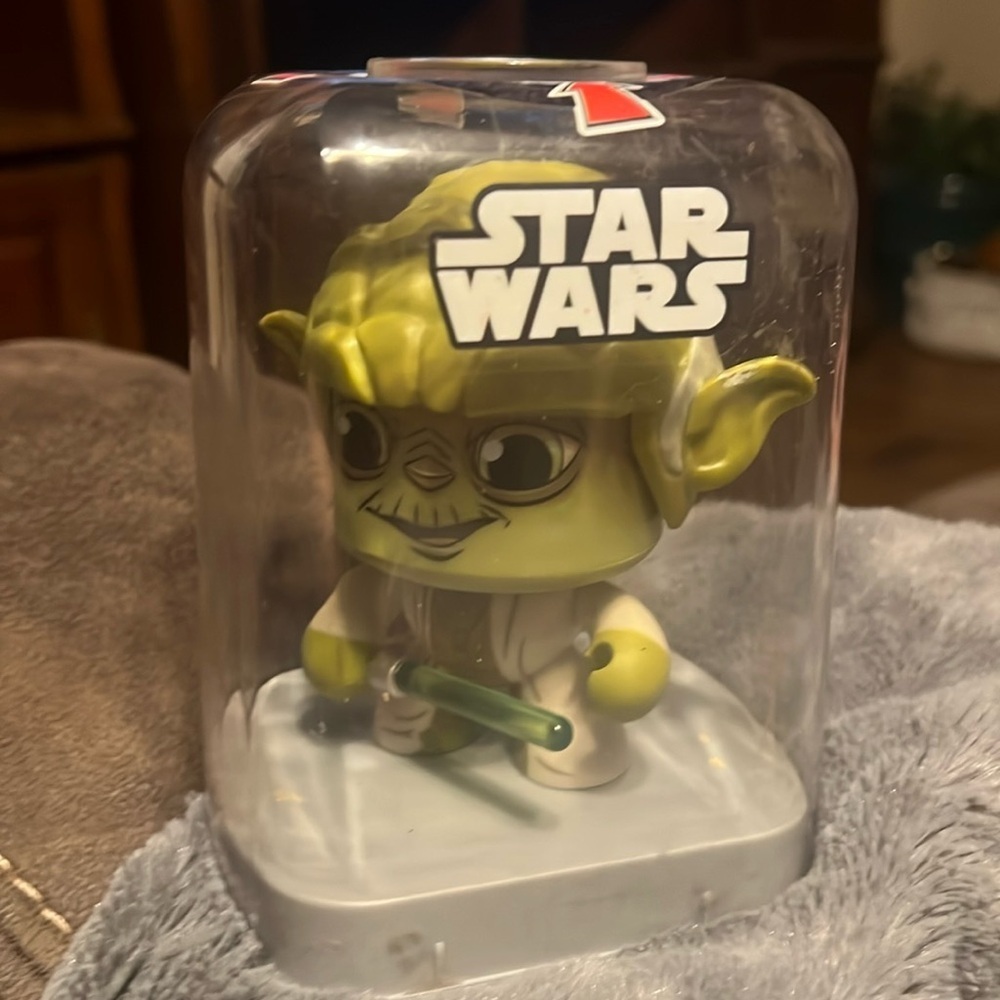 Star Wars Yoda spinning head